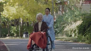 年轻护工照顾坐轮椅的老年人